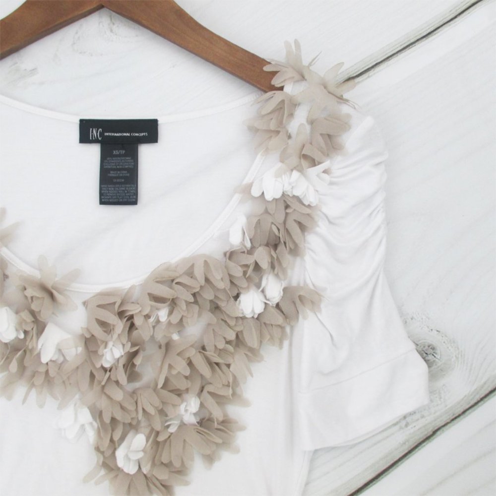 INC Concepts White Ruffle Feather Short Sleeve Top - Extra Small